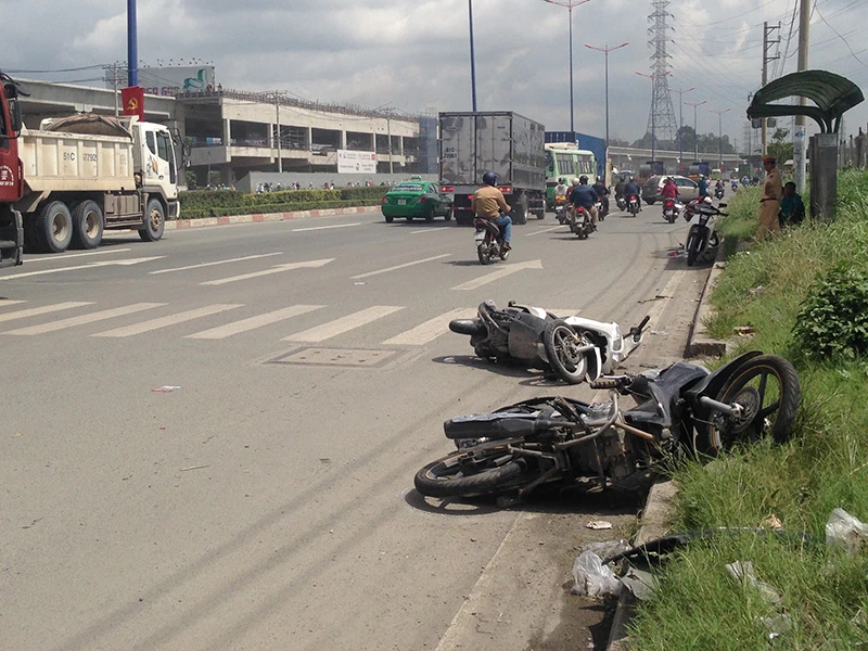 Ô tô húc nhiều xe máy trên xa lộ Hà Nội sáng ngày 8-9. 